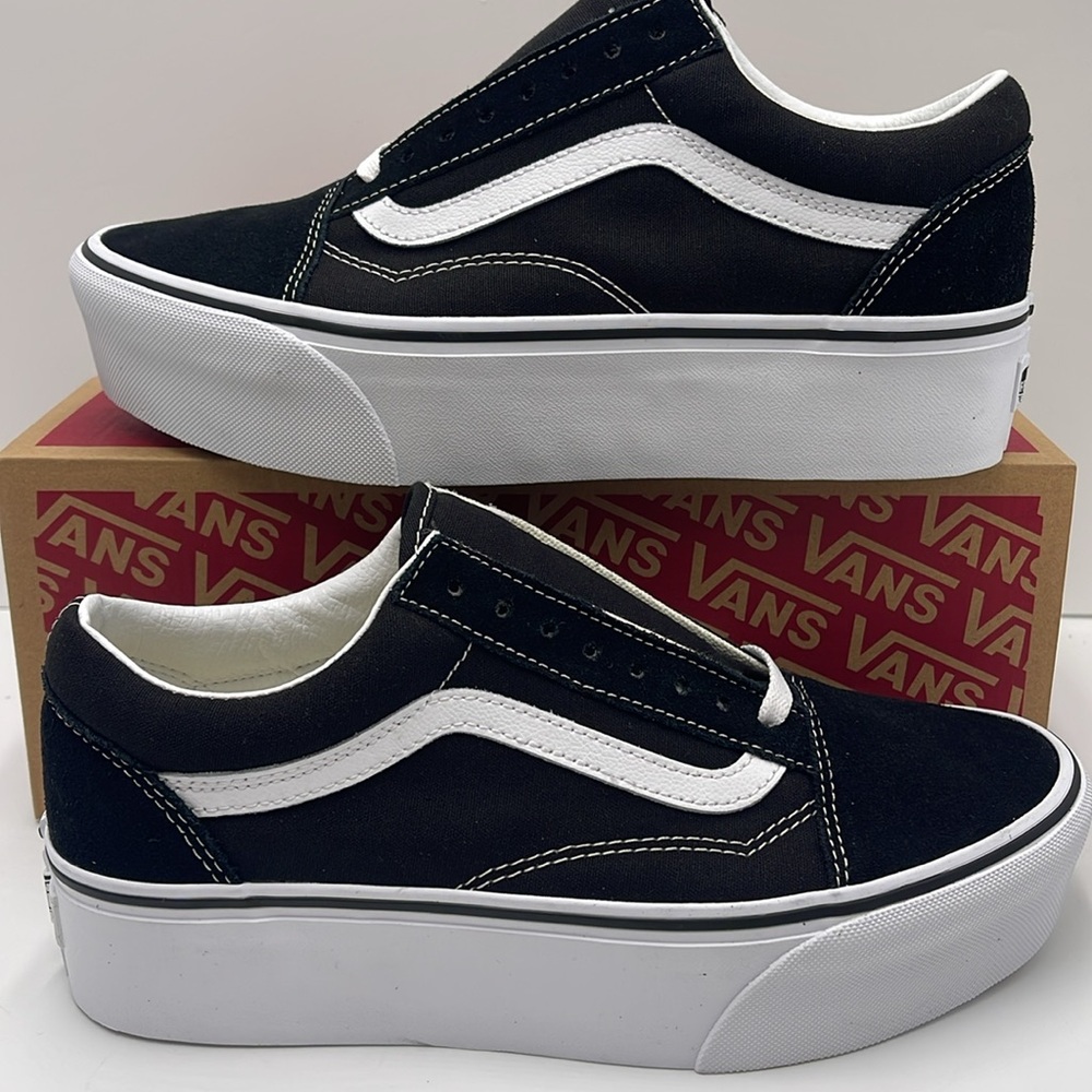 Vans Women’s Old Skool Stackform Suede/Canvas Black/True W
VN0A7Q5M6BT
Platforms - Picture 14 of 16